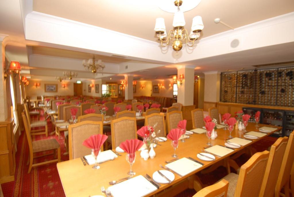 Oaklands Lodge Hotel Saint Saviour Esterno foto